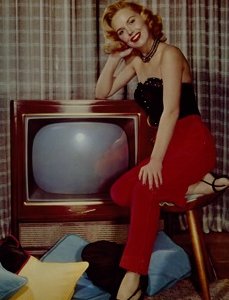 #UnDíaComoHoy de 1963 se realizó la primera transmisión de televisión a color, sistema inventado por el mexicano Guillermo #GonzálezCamarena.
