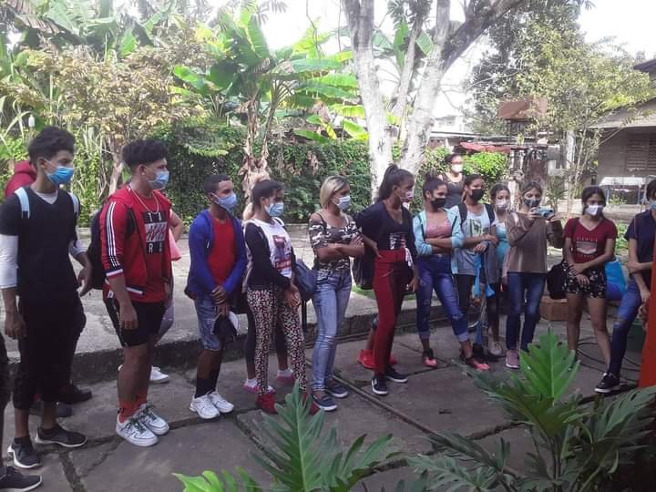 FeemTunera's tweet photo. Échate está! Desde Amancio los estudiantes del IPU Gerardo Rodríguez recorrieron el casco histórico del territorio para así indagar y conocer más sobre su historia local.
#feemtunera  #UJCLasTunas  #FEEMdeCUBA  #UJCuba  #CubaVive  #AhoraTeTocaATi  #TenemosMemoria https://t.co/EG7X84cVqu