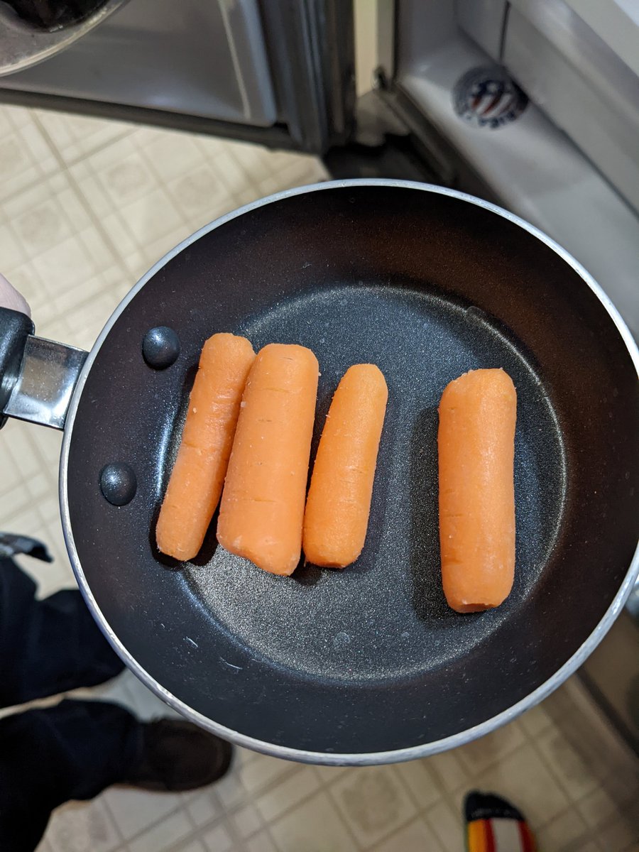 MaggieRBorders's tweet photo. Four carrots fit without crowding. #panpics #tinypan #therearefourlights https://t.co/OvXNZumymq