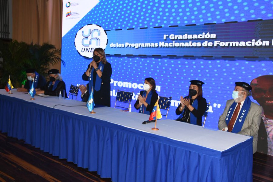 GrauG13's tweet photo. #Entérate🏫| La @SomosUnem llevó a cabo la 1era Graduación de los Programas Nacionales de Formación Docentes, desde la Casa de las Letras Andrés Bello, Pquia. Altagracia, con la compañía de la Min. @_LaAvanzadora

@RosangelaOrozco
@Danielcustodio3

#CuidémonosDeLaCovid19 https://t.co/idSAmD7AuJ