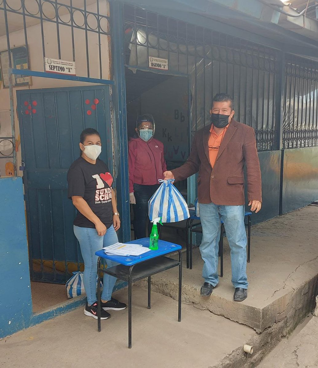patricioguarniz's tweet photo. Felicitamos la iniciativa de docentes y padres de familia de la escuela Luis Alfredo Samaniego del barrio buena esperanza en catamayo, pioneros en recibir las raciones alimenticias y aprovecharon para realizar una minga de limpiez, felicitaciones a su directora https://t.co/HVTPrgiPe0