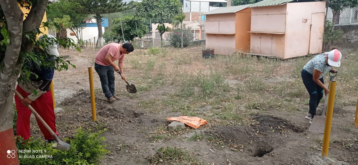 patricioguarniz's tweet photo. Felicitamos la iniciativa de docentes y padres de familia de la escuela Luis Alfredo Samaniego del barrio buena esperanza en catamayo, pioneros en recibir las raciones alimenticias y aprovecharon para realizar una minga de limpiez, felicitaciones a su directora https://t.co/HVTPrgiPe0
