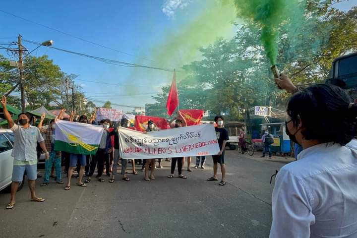 miN13700's tweet photo. Led by the All Burma Federation of Student Unions (ABFSU), an anti-military protest march was held in Yangon's #North_Okkalapa township on the morning of January 22 with the banner reading "ABOLISH MILITARY SLAVERY EDUCATION"

#SanctionMOGE
#2022Jan22Coup
#WhatsHappeningInMyanmar https://t.co/S9kd6vQpHL