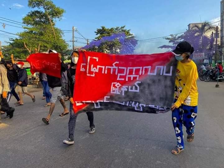 miN13700's tweet photo. Led by the All Burma Federation of Student Unions (ABFSU), an anti-military protest march was held in Yangon's #North_Okkalapa township on the morning of January 22 with the banner reading "ABOLISH MILITARY SLAVERY EDUCATION"

#SanctionMOGE
#2022Jan22Coup
#WhatsHappeningInMyanmar https://t.co/S9kd6vQpHL