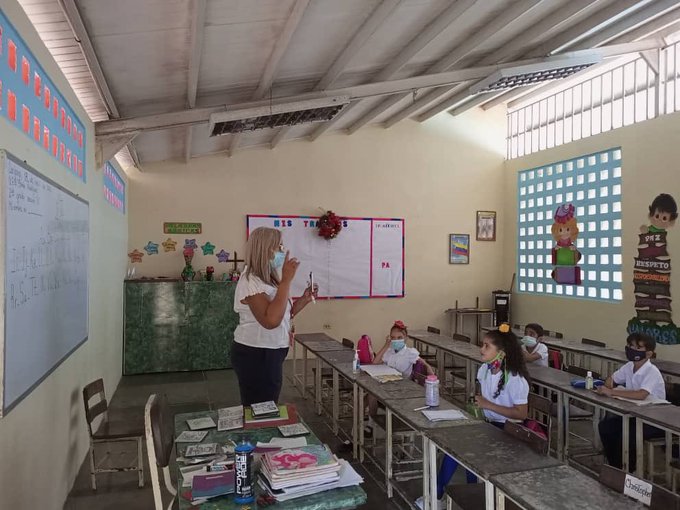 GrauG13's tweet photo. #Sucre⭐| Gracias al Plan Una Gota💧 de Amor❤️ para mi Escuela🏫, fue rehabilitada la Escuela Bolivariana Simón Rodríguez, ubicada en Carúpano, municipio Bermúdez.

@_LaAvanzadora
@RosangelaOrozco
@Danielcustodio3

#CuidémonosDeLaCovid19 https://t.co/TPPE21aXSt