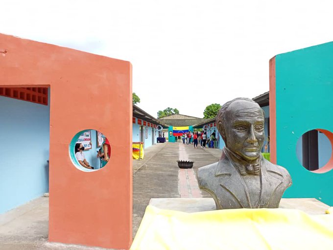 GrauG13's tweet photo. #Sucre⭐| Gracias al Plan Una Gota💧 de Amor❤️ para mi Escuela🏫, fue rehabilitada la Escuela Bolivariana Simón Rodríguez, ubicada en Carúpano, municipio Bermúdez.

@_LaAvanzadora
@RosangelaOrozco
@Danielcustodio3

#CuidémonosDeLaCovid19 https://t.co/TPPE21aXSt