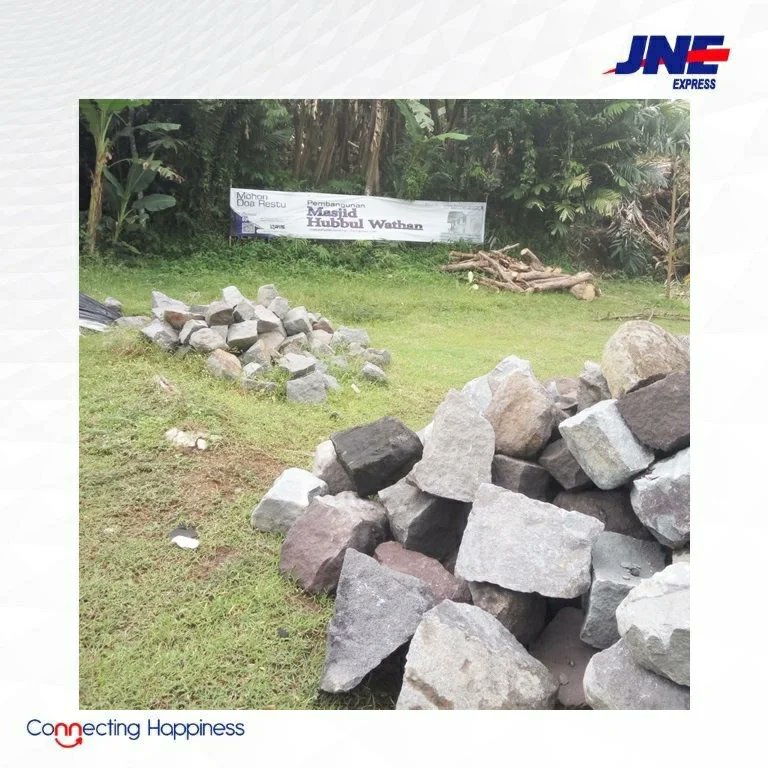 jnemgl's tweet photo. Jumat (21/1) JNE Magelang berkesempatan menyerahkan bantuan material untuk pembangunan masjid dan diterima oleh Bapak Andri &amp; Bapak Wahyu selaku panitia Pembangunan Masjid Hubbul Wathan. Semoga pembangunan masjid segera terlaksana dan bisa bermanfaat untuk warga masyarakat. https://t.co/jBOP9ZHyHi