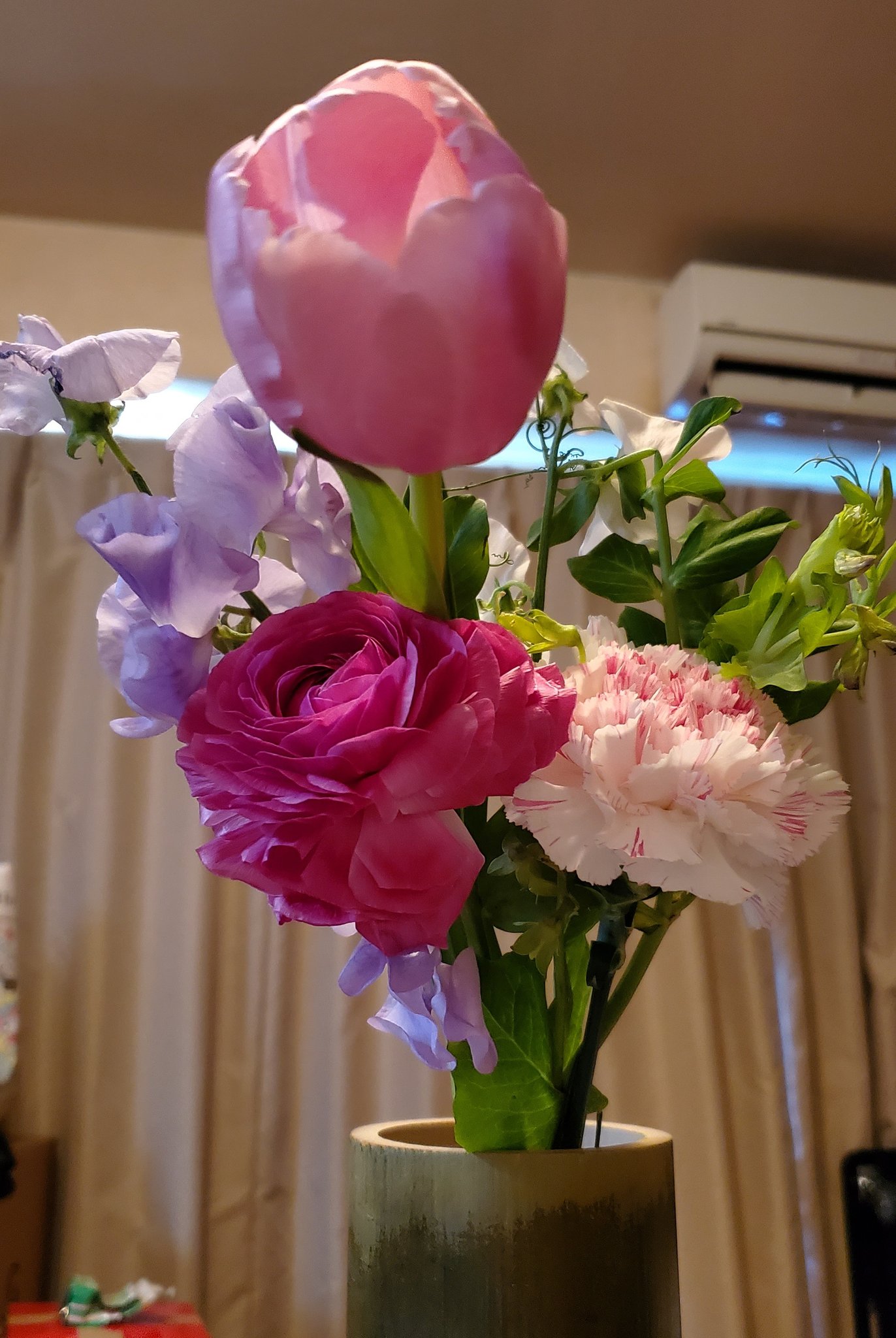 永瀬愛菜 ハッピーディレクター この前撮影終わりスタッフさんたちが花束くれたの 寮に居る期間だけしか育てられなかったけど可愛くて癒しになるから飾らせてもらってた 私の家の観葉植物たちも元気かしら この前帰ったらもうダメかもってくらい
