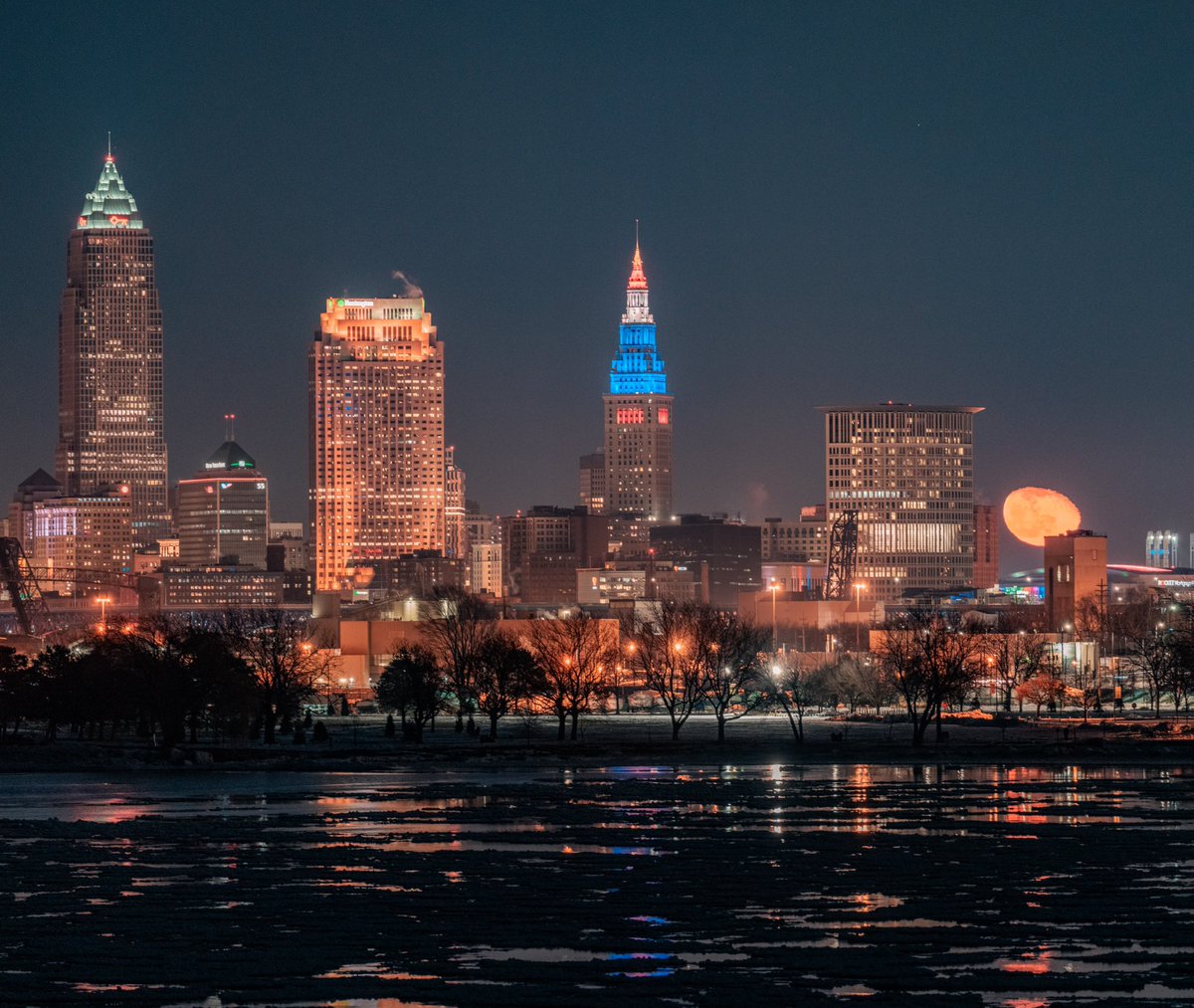 GabeWasylko's tweet photo. Tonight’s Moon in Cleveland, OH https://t.co/iI4GYJw8aK
