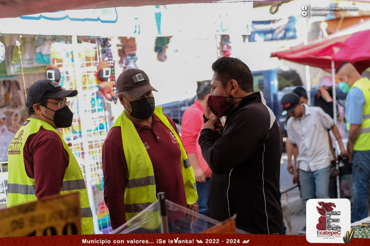 Ecatepec's tweet photo. Para frenar los contagios de #Covid19 en #Ecatepec, el alcalde @FerVilchisMx instruyó la creación de la #CélulaCovid, para verificar el correcto uso del cubrebocas entre la población. Este jueves visitaron el tianguis de Nuevo Laredo. 
#Póntelo 😷
@SSalud_mx
@SaludEdomex
@Edomex https://t.co/xbL1vo3L7T