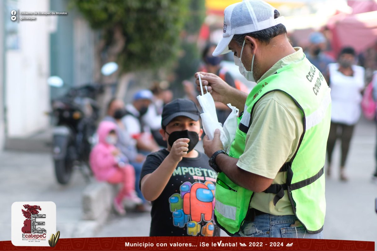 Ecatepec's tweet photo. Para frenar los contagios de #Covid19 en #Ecatepec, el alcalde @FerVilchisMx instruyó la creación de la #CélulaCovid, para verificar el correcto uso del cubrebocas entre la población. Este jueves visitaron el tianguis de Nuevo Laredo. 
#Póntelo 😷
@SSalud_mx
@SaludEdomex
@Edomex https://t.co/xbL1vo3L7T