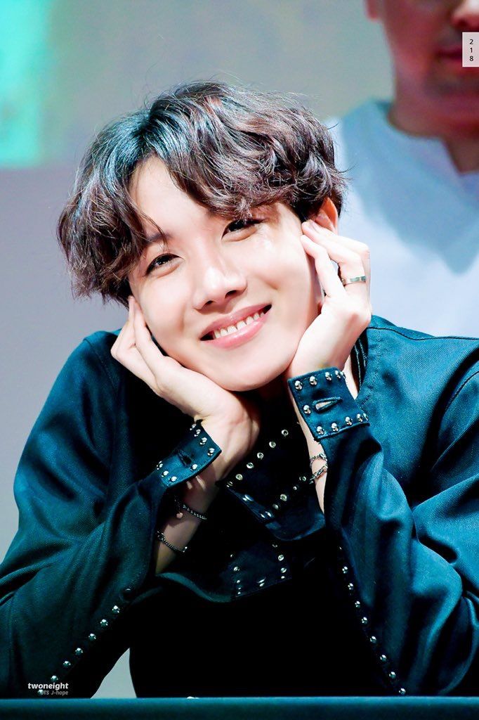 eonni_12's tweet photo. @litholjaykey Advance Happy birthday to Our Sunshine Hobi 😍😍😍 manifesting to win 🙏🙏🙏 https://t.co/9fiIZs0P2Z