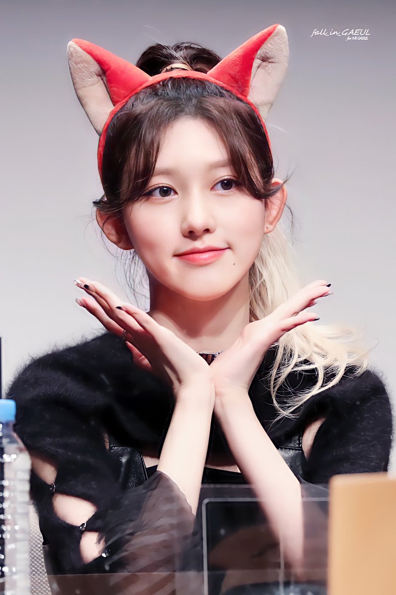 fall_in_gaeul's tweet photo. 211203 ktown4u fansign
the most cute flower🌸
#IVE #GAEUL #가을 #김가을 #아이브 #ELVEN #IVE_ELVEN @IVEstarship @IVE_twt https://t.co/Dfq3rJCm0C