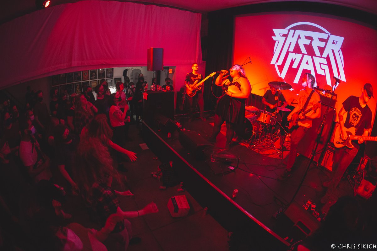 MAGNETMagazine's tweet photo. #LiveReview: #SheerMag, #Dridge, #ICD10. “Sheer Mag ended its 3-night stand at @PhilaMOCA in a hail of #Hamms beer, #TinaHalladay & Co. holding their ground as empty & not-so-empty cans of the stuff flew thru the air.” By @MJ_Fine; photos by @countfeed: https://t.co/e5krmZ2fNM https://t.co/6TXGdAglHB