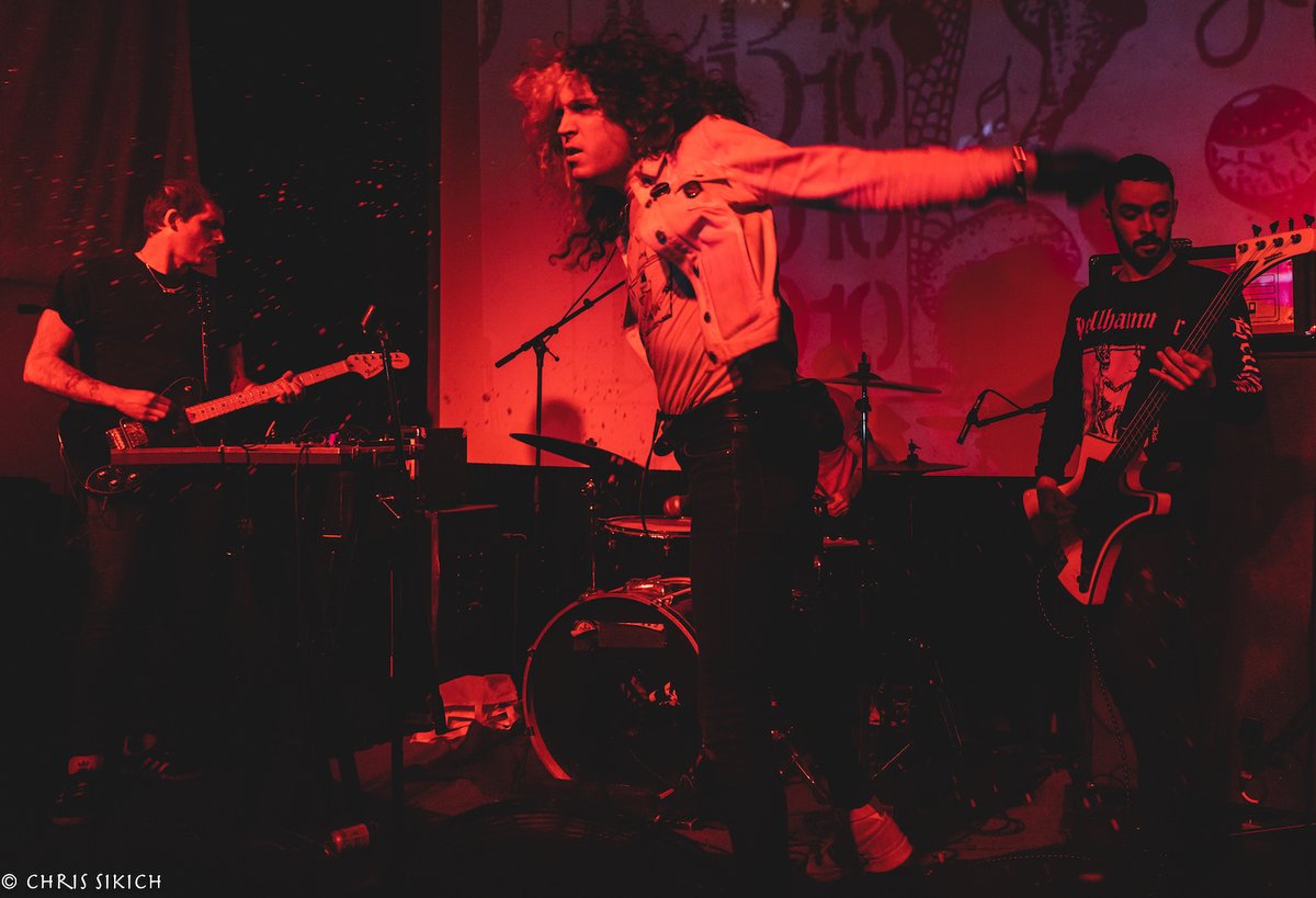 MAGNETMagazine's tweet photo. #LiveReview: #SheerMag, #Dridge, #ICD10. “Sheer Mag ended its 3-night stand at @PhilaMOCA in a hail of #Hamms beer, #TinaHalladay & Co. holding their ground as empty & not-so-empty cans of the stuff flew thru the air.” By @MJ_Fine; photos by @countfeed: https://t.co/e5krmZ2fNM https://t.co/6TXGdAglHB