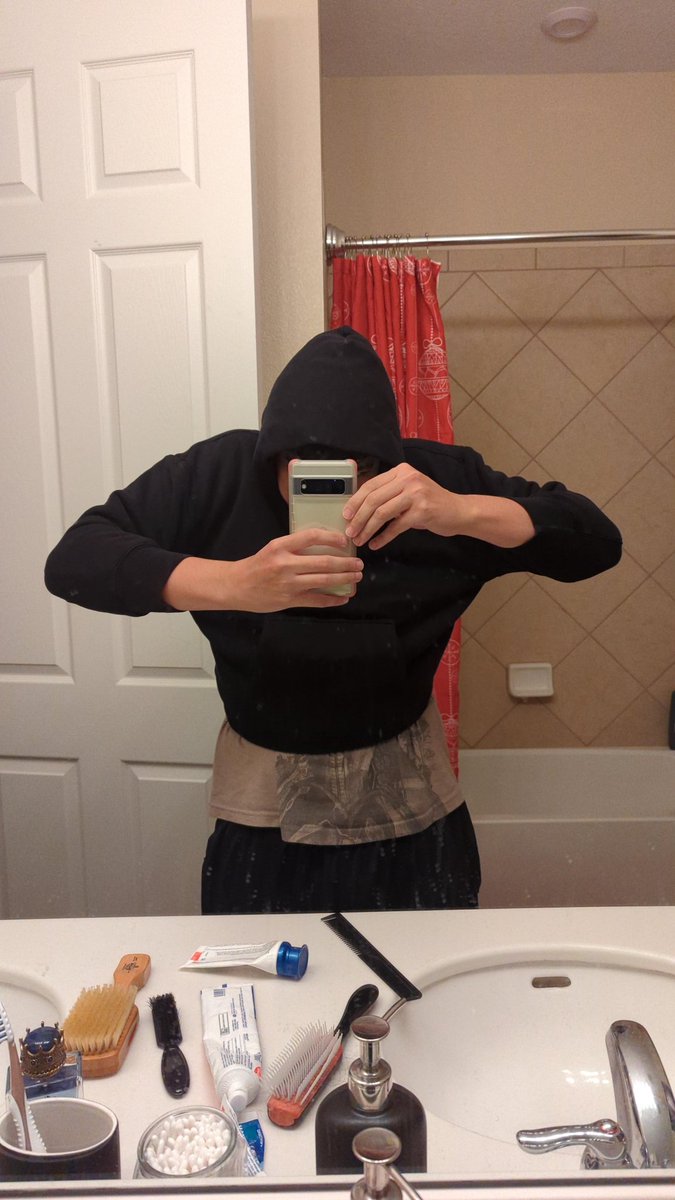 Andjoo's tweet photo. @Gap @kanyewest How are y'all gonna mess up my order this bad when I ordered a Yeezy Hoodie Adult Large and I got a Kids Large instead??? Like c'mon bruh... #yeezy
#yeezygap #yeezyhoodie #gap #unsatisfied #bruh ##yeezyxgap #streetwear #isthisajoke https://t.co/BJDS9ZFcid