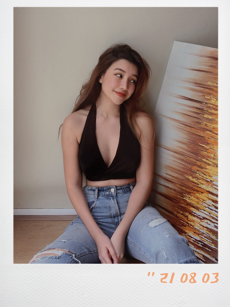 missalvy__'s tweet photo. GM 😚 just me &amp; my art &amp; missing my long hair lol https://t.co/00lQR5Cb8W