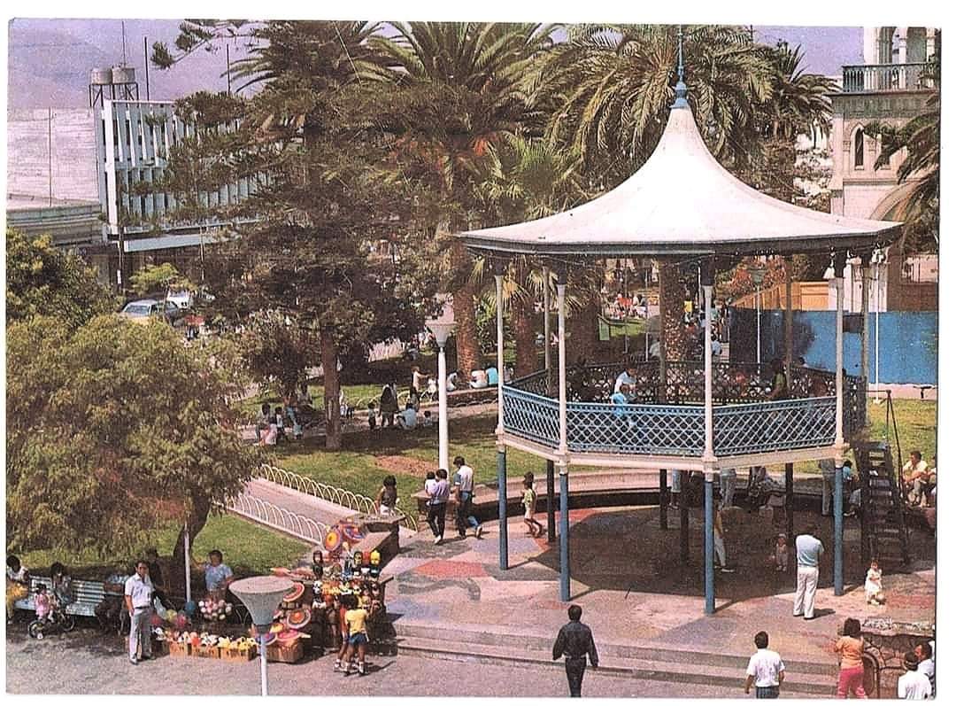 crcontre's tweet photo. Esto era plaza, no lo que hsy ahora RT @Artenorte: La Plaza Prat de #Iquique

#ChiledelAyer
#NortedeChile https://t.co/IaCaC17MQu
