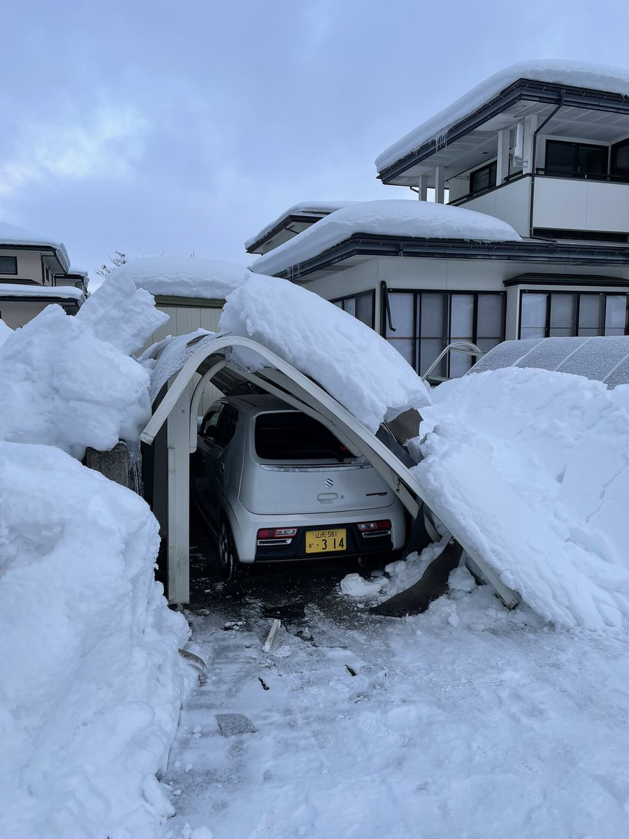 カーポートに駐車中の一ヶ月しか経っていない新車が雪の重みで悲惨な姿に 雪の重量と雪下ろしの重要性を理解した Togetter