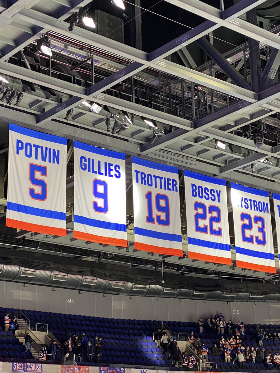 IslesTerritory's tweet photo. Just took this. 

The light will always be shining on that banner. RIP Clark Gillies. #Isles https://t.co/Az3Tqbdmwu