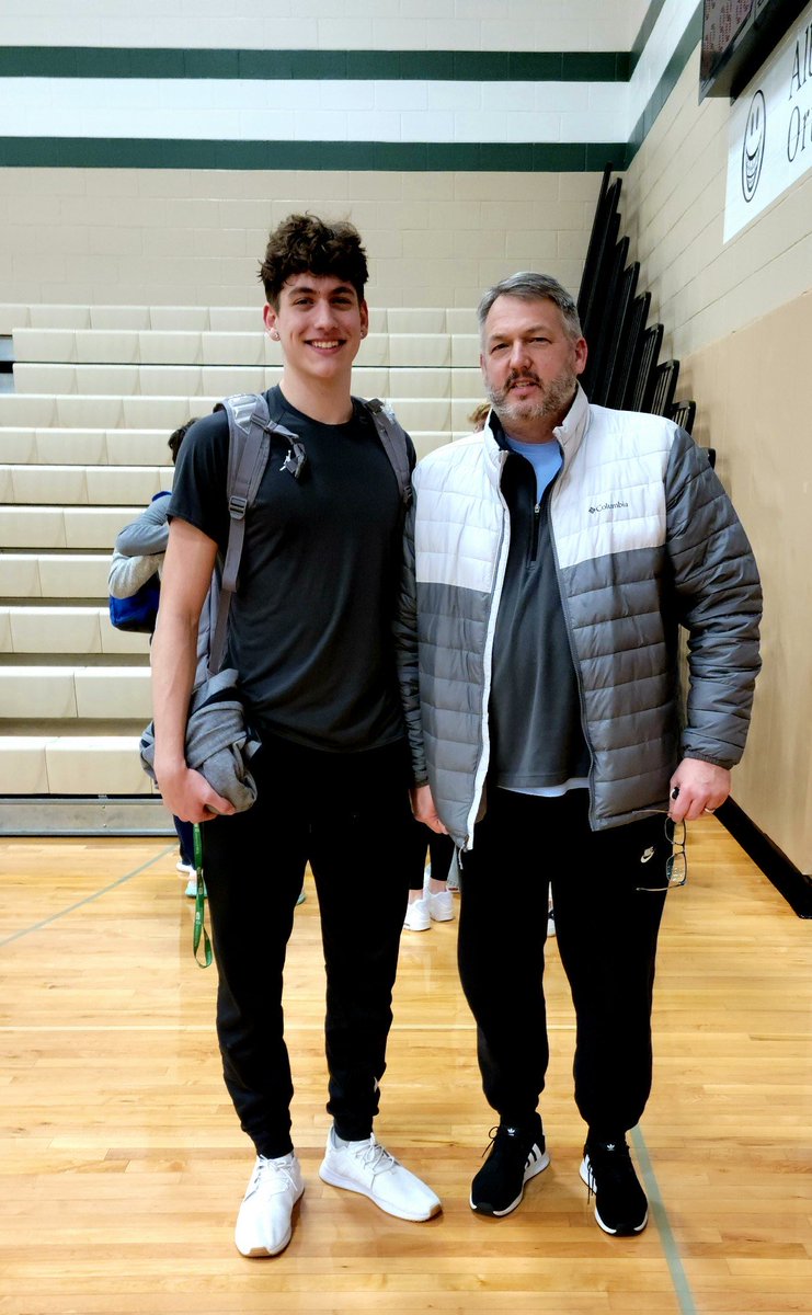 kraftsmanship's tweet photo. Great to see these LA Cats teammates ⁦@khalilmasden25⁩ ⁦@weaverbrendan23⁩ tonight. Tough night for Brendan, but a nice senior night for Khalil. He even had a 2-handed bang. Who knew he could even dunk? ⁦@LA_ELIT3⁩ https://t.co/76kefJpREJ
