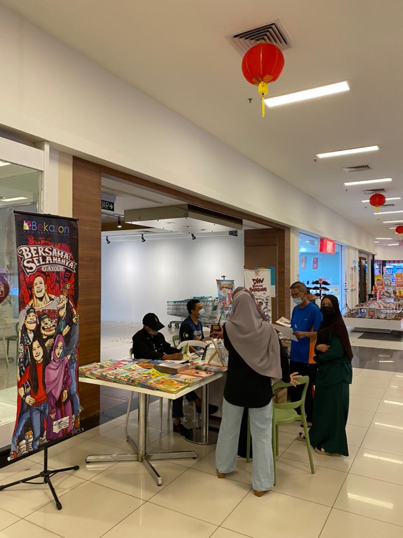 syarikatradikal's tweet photo. TEMUI KARTUNIS CEKEDING DI PESTA BUKU DAN KOMIK SEREMBAN!
Kartunis majalah #Ketawalah! #Ujang #GilaGila hari ini https://t.co/ChmHrsA5qo