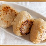 忙しい朝でも作れそうな簡単さ!チーズとの組み合わせが美味しそうな「焼きおにぎり」レシピ!
