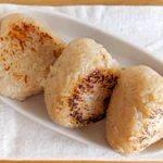 忙しい朝でも作れそうな簡単さ!チーズとの組み合わせが美味しそうな「焼きおにぎり」レシピ!