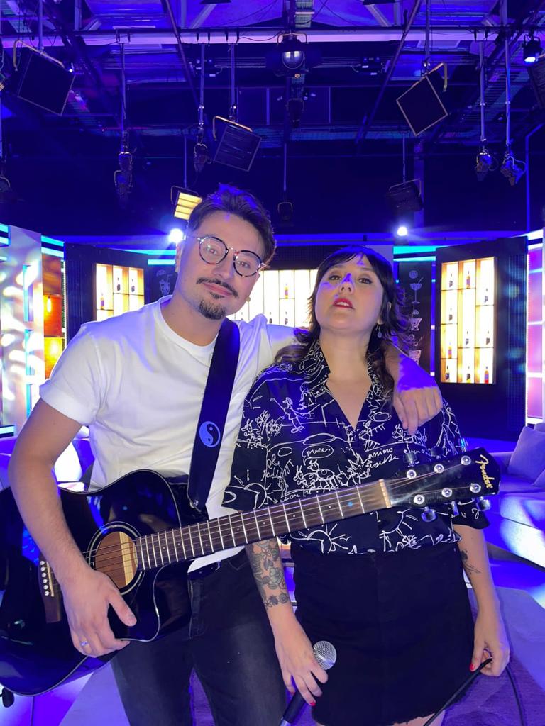suenamodernico's tweet photo. ¡Gracias a los chiquilles de @coctellared ! 🥃 Un honor tocar en @laredtv 💗
Gracias por sus mensajitos tan cariñosos 😍
#Coctellared #modernico #pop #popchileno https://t.co/3rp2eFlzfe