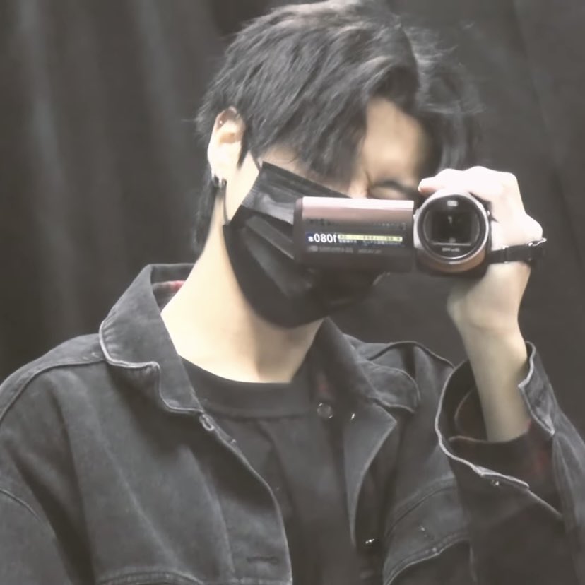 ROCKSTARJWY's tweet photo. jung wooyoung ur punk emo bf 🖤 https://t.co/jMYnQdz2Kd