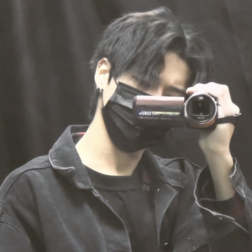 ROCKSTARJWY's tweet photo. jung wooyoung ur punk emo bf 🖤 https://t.co/jMYnQdz2Kd