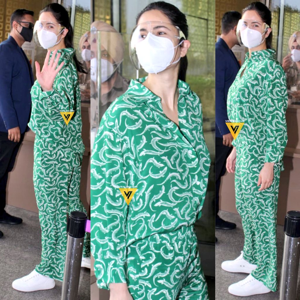 viralbhayani77's tweet photo. #katrinakaif Spotted at Mumbai Airport 😍💕📸✈️ @viralbhayani77 https://t.co/plxrbmAuWw
