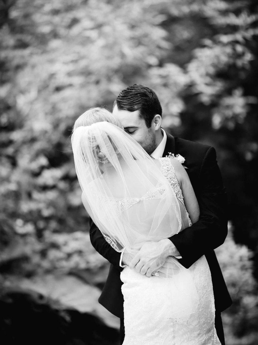 AbbyGrimaldi23's tweet photo. Happy #NationalHugDay! 🤍 This was one of my favorites. 💍 @RGrimaldi23 https://t.co/pMdx0pbMl0