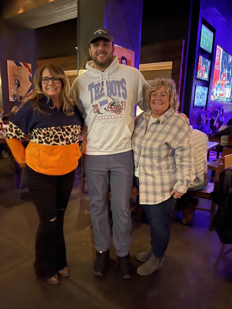 LisaPierce__'s tweet photo. 📣Gimmie a G… #rowG 👏🏻👏🏻 #AFCDIVISIONALGAME 🙌🏻 Thanks 👉🏻 @cjdilauro67 @Titans #Titans #TitanUp 🏈🎸 #NFL https://t.co/IbLxaLmnNV