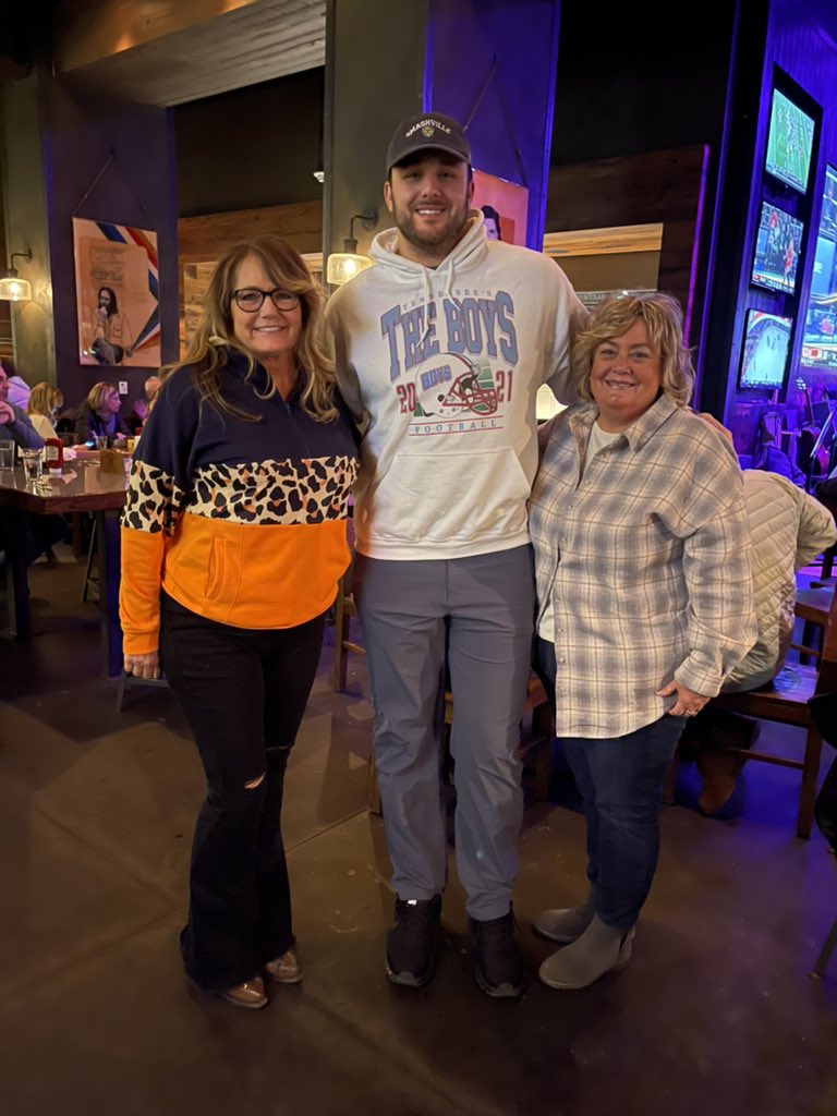 LisaPierce__'s tweet photo. 📣Gimmie a G… #rowG 👏🏻👏🏻 #AFCDIVISIONALGAME 🙌🏻 Thanks 👉🏻 @cjdilauro67 @Titans #Titans #TitanUp 🏈🎸 #NFL https://t.co/IbLxaLmnNV