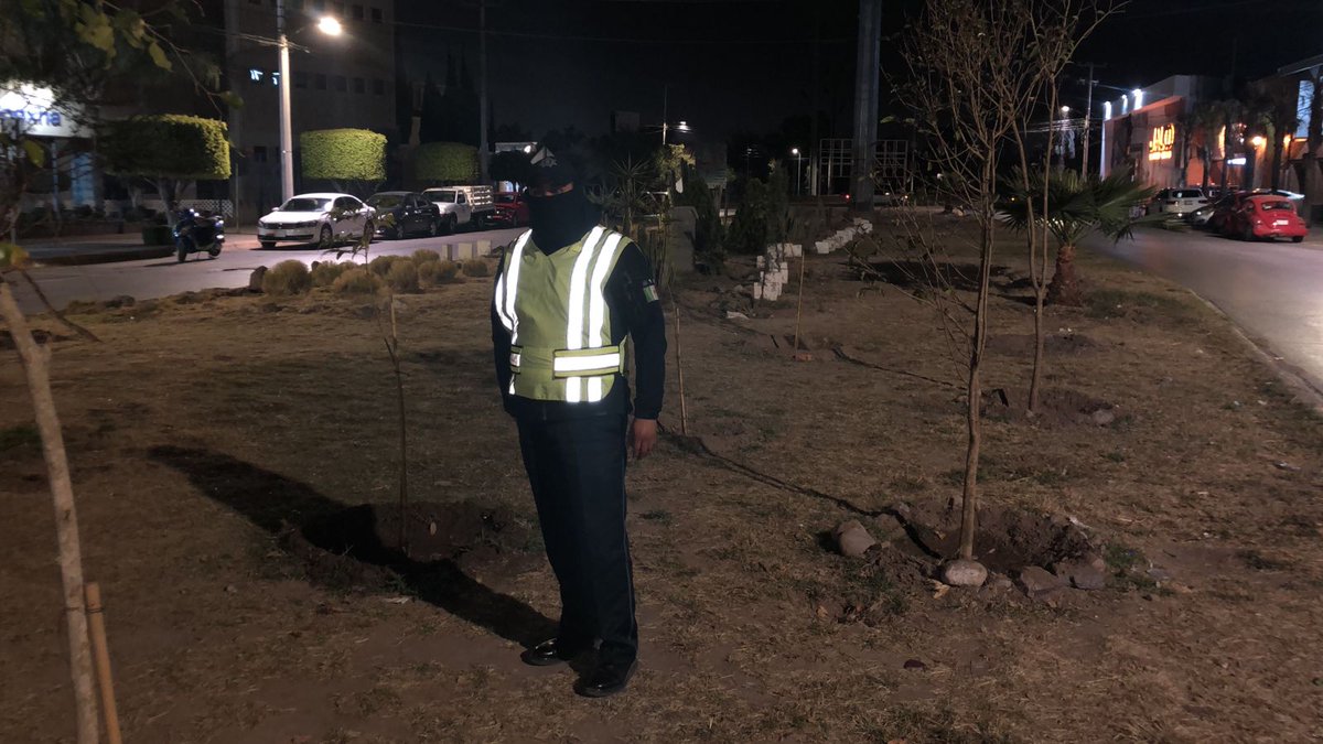 SSPCSLP's tweet photo. 👮🏻♂️ Oficiales de la #DGSPM realizan vigilancia en la zona de avenida Himalaya y Chapultepec con el fin de prevenir actos que la ley señala como delito, así como mantener un ordenamiento vial en la zona.
Somos La Capital del Sí https://t.co/VQaADSd9WG