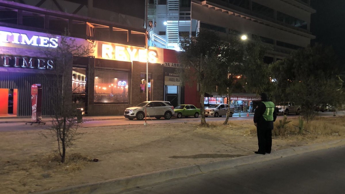 SSPCSLP's tweet photo. 👮🏻♂️ Oficiales de la #DGSPM realizan vigilancia en la zona de avenida Himalaya y Chapultepec con el fin de prevenir actos que la ley señala como delito, así como mantener un ordenamiento vial en la zona.
Somos La Capital del Sí https://t.co/VQaADSd9WG