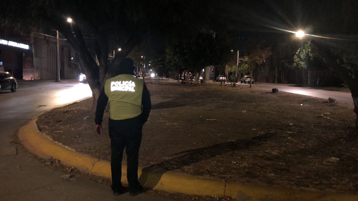 SSPCSLP's tweet photo. 👮🏻♂️ Oficiales de la #DGSPM realizan vigilancia en la zona de avenida Himalaya y Chapultepec con el fin de prevenir actos que la ley señala como delito, así como mantener un ordenamiento vial en la zona.
Somos La Capital del Sí https://t.co/VQaADSd9WG
