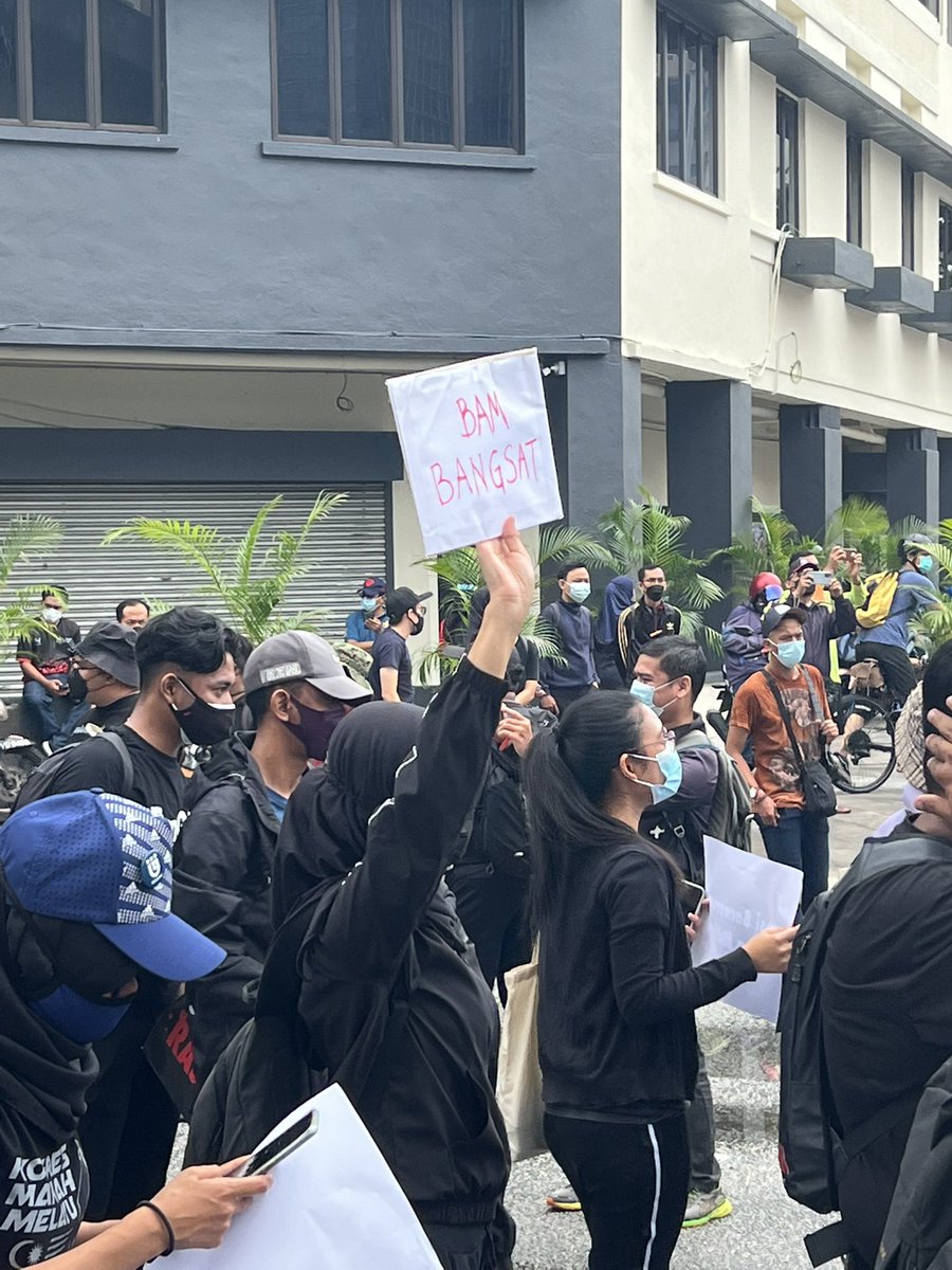 TangkapAzamBaki's tweet photo. Selain ingin #TangkapAzamBaki, kami turut bersolidariti bersama saudara Lee Zi Jia. https://t.co/YCIPwRnWEc