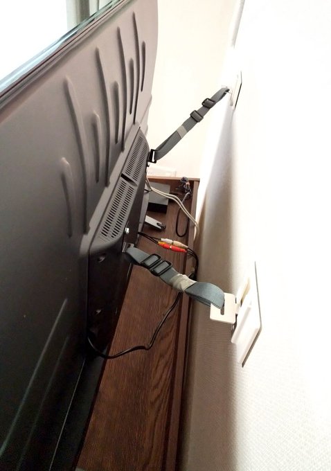 数日前テレビ買い換えついでに壁に取り付けるタイプの耐震ベルトを着けてて正解だった。おすすめ。 