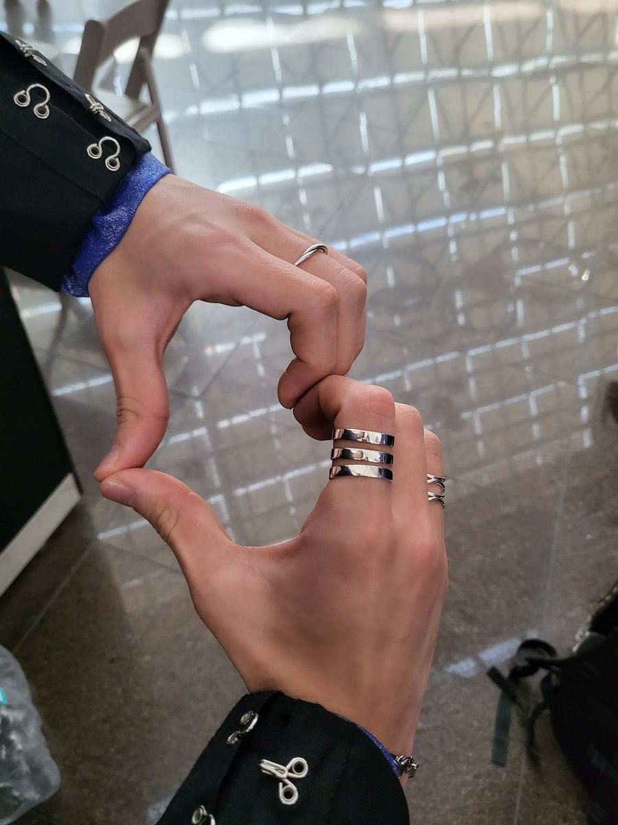 TRENDZ_OFFCL's tweet photo. [🔍]

우당탕탕 대기실💙
뮤직뱅크편 #한국

대기실의 어떤 모습이 궁금하실까 고민고민하다가 손 끝까지 예쁜 트렌드지🙌 준비했어요☺❣

#TRENDZ #트렌드지 #BLUESET 
#TNT #Truth_N_Trust #WeCanBlowItUp https://t.co/ybE5vbRv0c