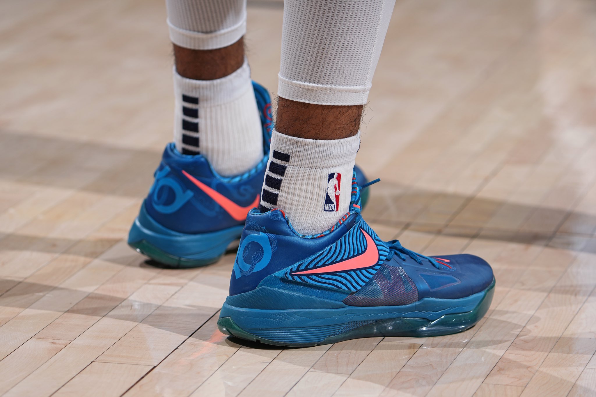 Si herramienta Orden alfabetico B/R Kicks on Twitter: "A closer look at @JaMorant wearing the Nike KD 4 “ Year of the Dragon” https://t.co/v0wgKO3G8d" / Twitter