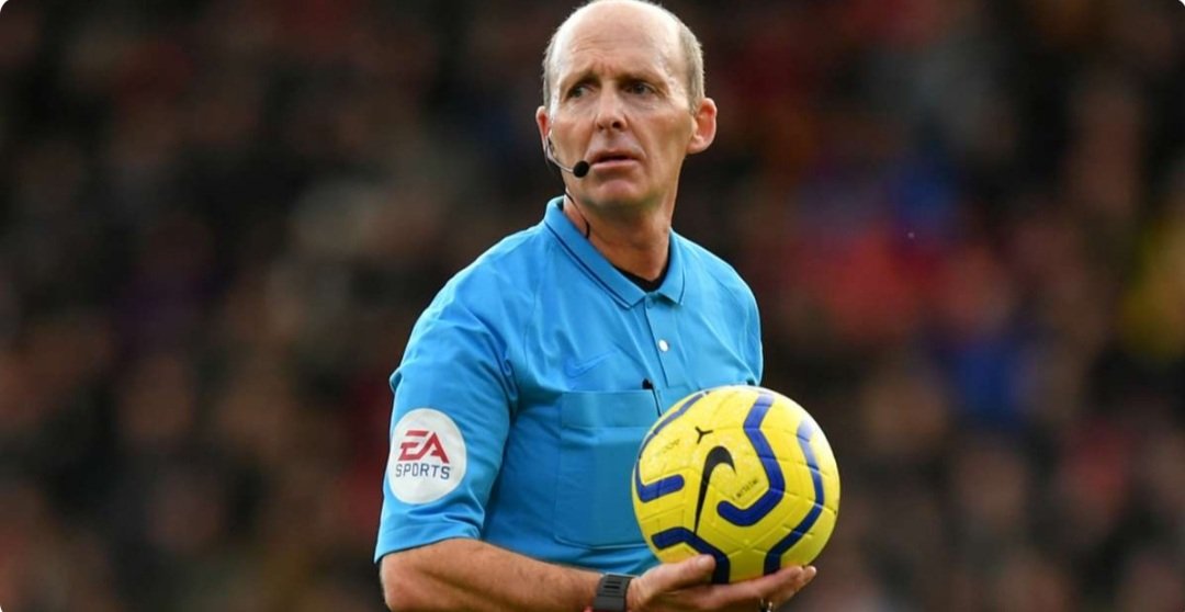 مايك دين هو الحكم الوحيد الذي ينذر اللاعبين ويطردهم بدون ما يشوف عليهم ... هنا تأتي الخبرات المتراكمة لحكم أدار اكثر من 500 مباراة في الدوري الانجليزي الممتاز وخبرة 20 سنة ...