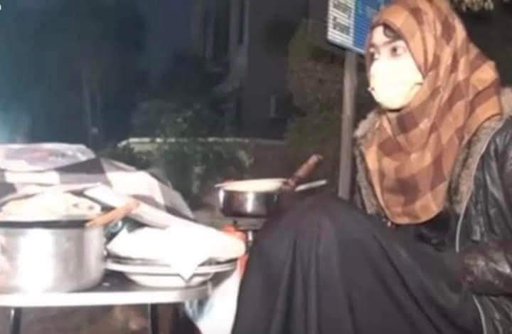 Notsocool_Maana's tweet photo. A 13-year-old brave girl Amna is an orphan and a Hafiza Quran who runs a homemade food stall on street 7, Cavalry Ground, Lahore.
She sells home-cooked food to feed her orphan siblings.

MAY GOD HELP HER 🥺

TWITTER DO YOUR THING PLEASE 🥺 https://t.co/PX2Ncr6UE7