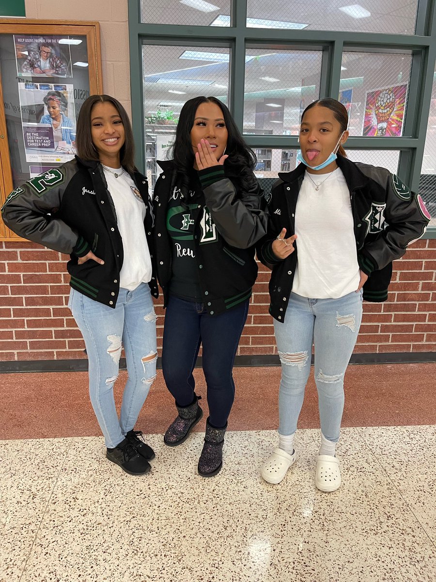 Happy Friday on HURRICANE LANE! 💚🤍🖤