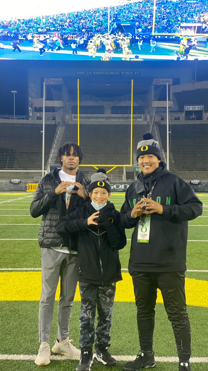 Alijawon2's tweet photo. 🦆🦆🦆
@KhamariTerrell @CoachDanLanning @oregonfootball
#GoDucks #ShoemakerFootball https://t.co/qsTuOIctEi