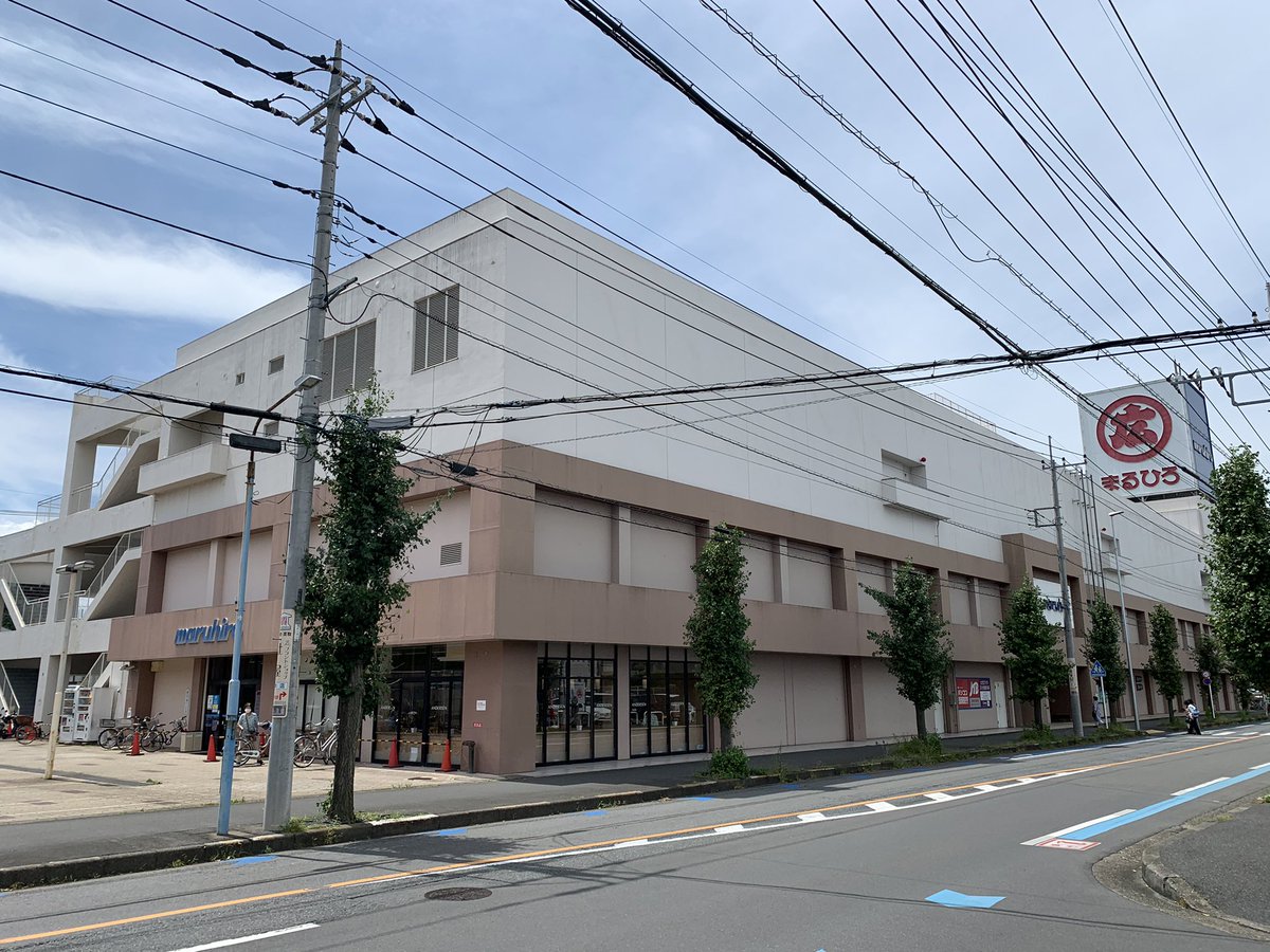 slope_express's tweet photo. 百貨店なんかじゃないよー、丸広百貨店坂戸店

埼玉県中に広がる丸広百貨店。

しかし、その中でもこの坂戸店や入間店あたりは、GMSいやスーパーマーケットに毛が生えた雰囲気です。

特に坂戸店は駅から遠くて、近隣住民向けの生活密着スーパー状態です。でも全国百貨店共通商品券が使えるんですよ笑 https://t.co/4rdlGn1Kq7