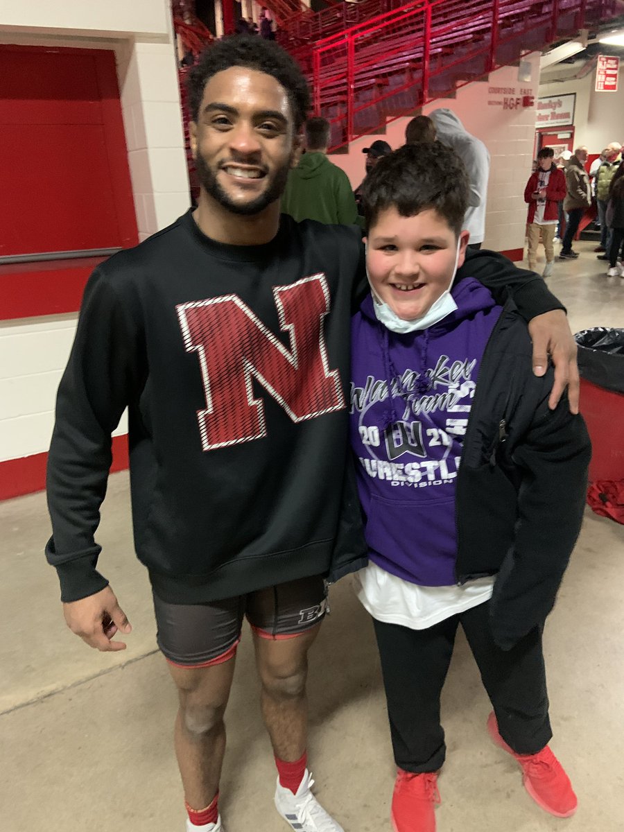 mchill09's tweet photo. Thx @_cjred for taking a minute for a pic and wishing my son well on his season! https://t.co/EFnkRZNch3