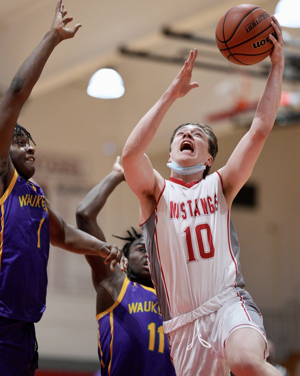 thefuturepix's tweet photo. Mundelein senior guard @tylermoenning going up strong for 2 of his 20 points in the Mustangs 62-51 win over Waukegan HS on Friday night. https://t.co/Vyd22UQ1YR
