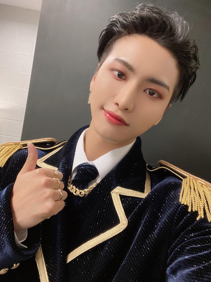 thinkingabtpsh's tweet photo. park seonghwa a real life prince https://t.co/BPjqKCA7VL